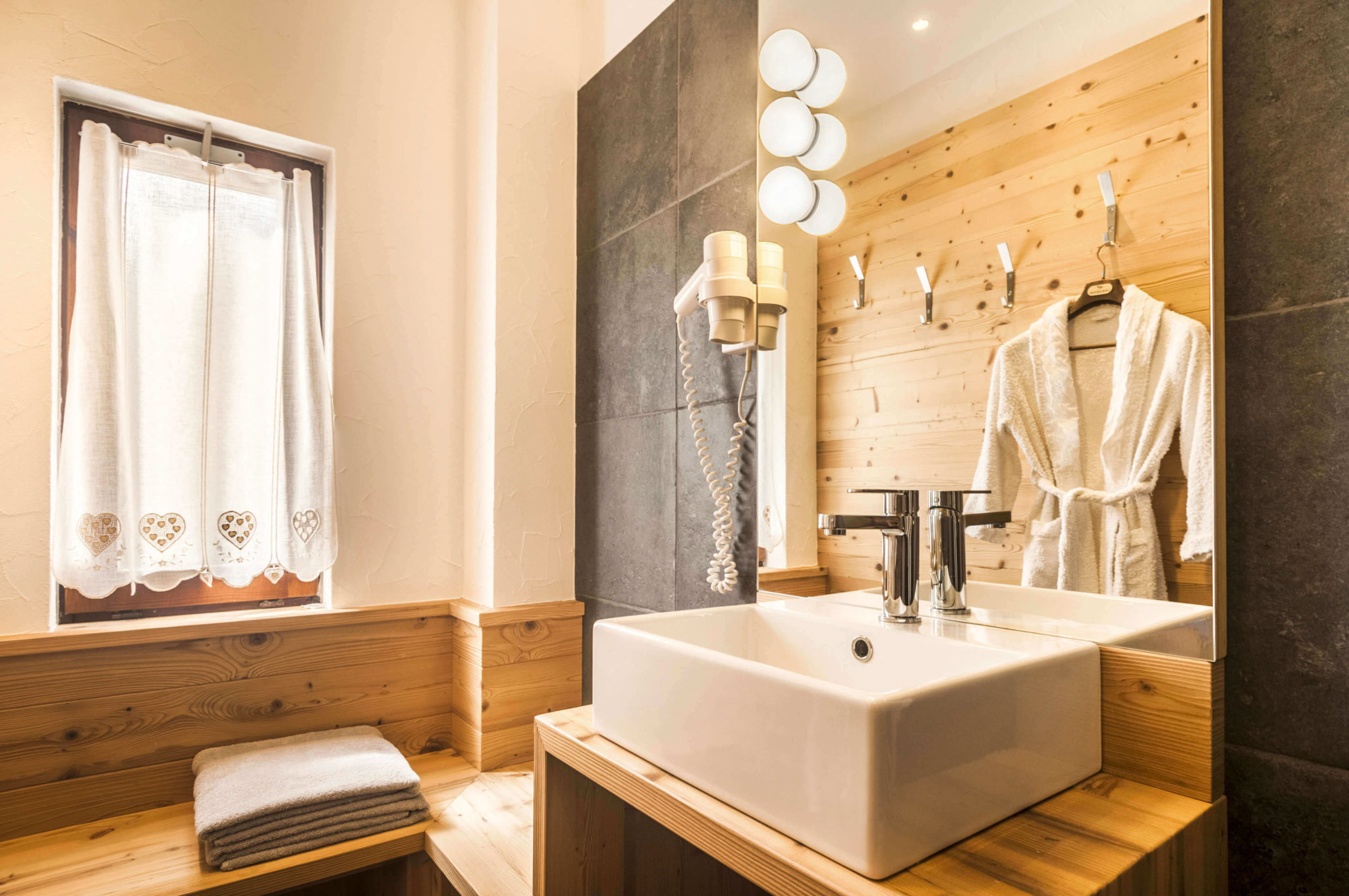 Illuminazione Per Bagno Cieco : Come illuminare il bagno decorazioni per la casa salvarlaile