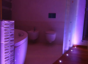 Illuminazione-bagno-cromoterapia-luci-RGB-come illuminare il bagno