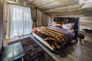 Illuminare la camera da letto matrimoniale-legno