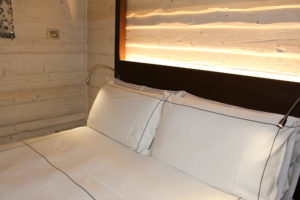 Illuminare la camera da letto matrimoniale-lampade-applique-led-per-comodini